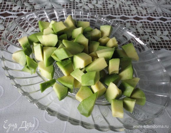 чистим авокадо,удаляем косточку и нарезаем кубиками 1,5см