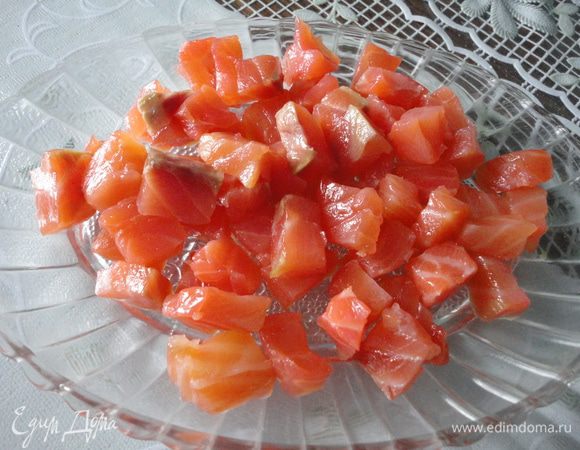 такими же кубиками нарезаем сёмгу,помидоры пополам