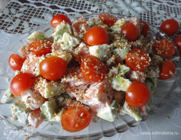 соединяем нарезанные продукты, слегка перемешиваем и поливаем соусом (майонез+олив.масло),присыпаем кунжутом. Приятного аппетита!
