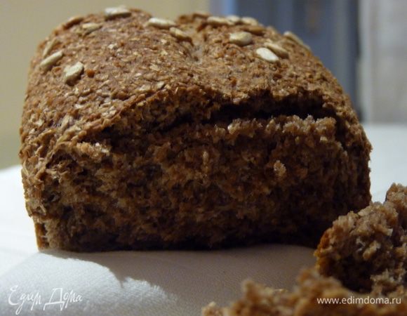 Выпекать 10 минут при 220С, затем убавить температуру до 200С и выпекать еще 35-40 минут. Вынуть из формы и остудить на решетке. 