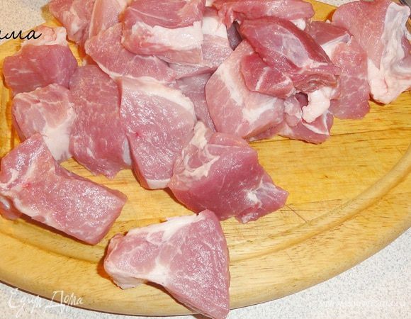 Мясо нарезать на кусочки произвольной формы.
