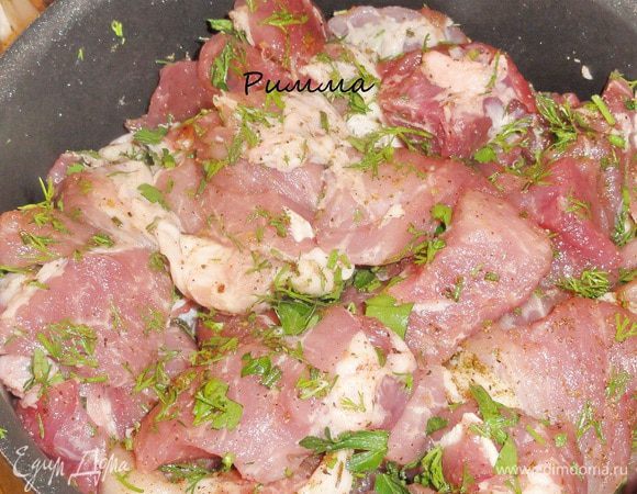 Нарезать зелень. Специи смешать с зеленью и добавить к мясу. Все тщательно перемешать и оставить на пол часа. 