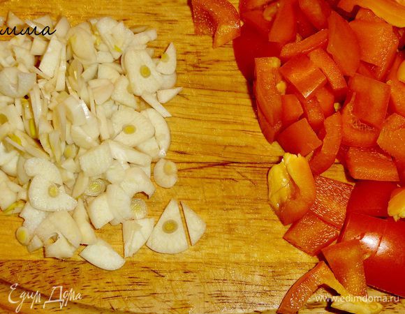 Чеснок нарезать дольками, перец кубиками.
