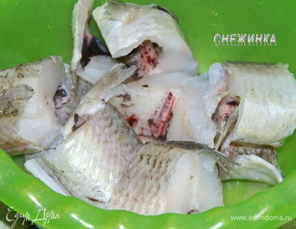 Рыбу очистить, порезать на порционные кусочки.