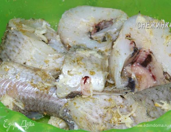 Приправить, посолить, поперчить, сбрызнуть соком лимона, добавить чеснок, натертый на терке. Я теперь всегда в рыбу добавляю чеснок, этому секрету меня мама научила. Особенно, если рыба речная чеснок очень хорошо нейтрализует запах. Рыбу подготовила поздно вечером, закрыла миску пленкой и поставила в холодильник.