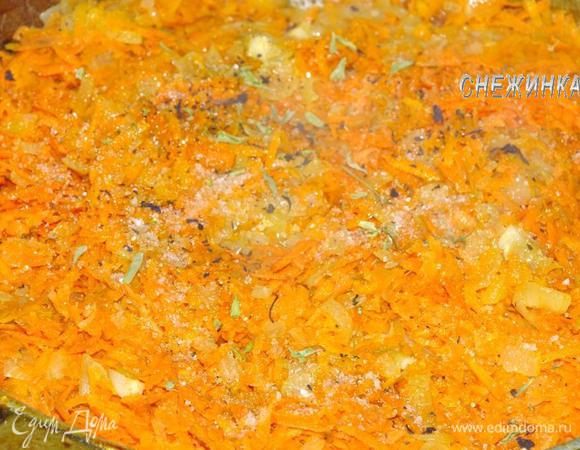 Морковь натереть на терке. Когда лук обжарится, добавляем к нему морковь. В овощи добавляем соль, сахар, растираем сухой базилик.