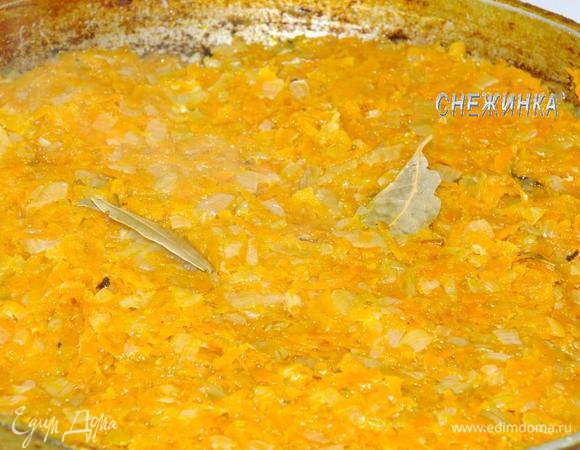 Тушим под крышкой до готовности. Перед самым выключением добавляем лавровый лист. Я оставила в сковороде на ночь.