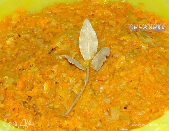 И снова – овощи, распределяем равномерно. Украшаем лавровыми листиками, так сказать, привнесем греческие мотивы)) Когда блюдо готово, лучше дать ему настояться часок, или хотя бы пол часика, чтобы все составляющие повзаимодействовали друг с другом.