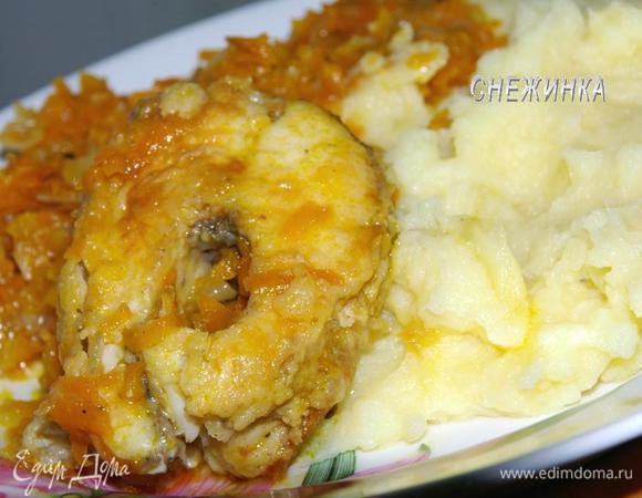 Подавать можно с рисом, я люблю размешать рис с овощами и кушать с рыбкой. Можно с картофельным пюре. Сегодня как раз такой вариант)) Приятного аппетита!