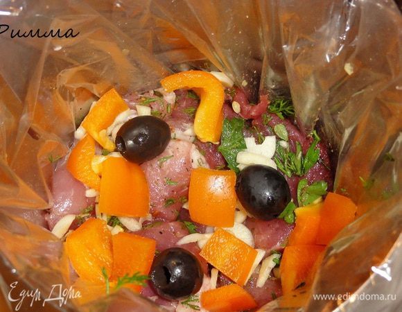 В форму я уложила слои мяса, чеснока с перцем и оливками, чередуя.