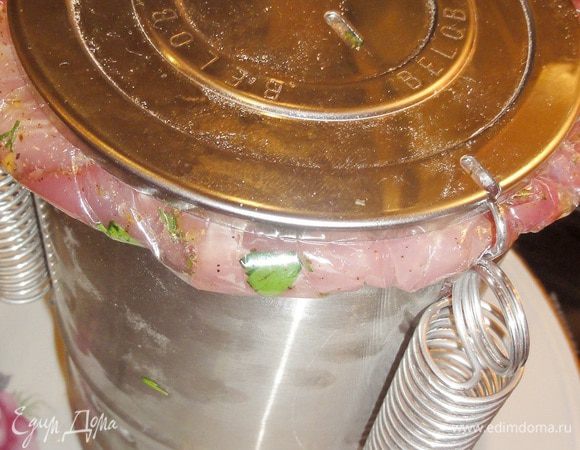 Закрыла крышкой, зацепила пружинами и поставила в духовку на поддон. Выпекала 2 часа при температуре 200 градусов.