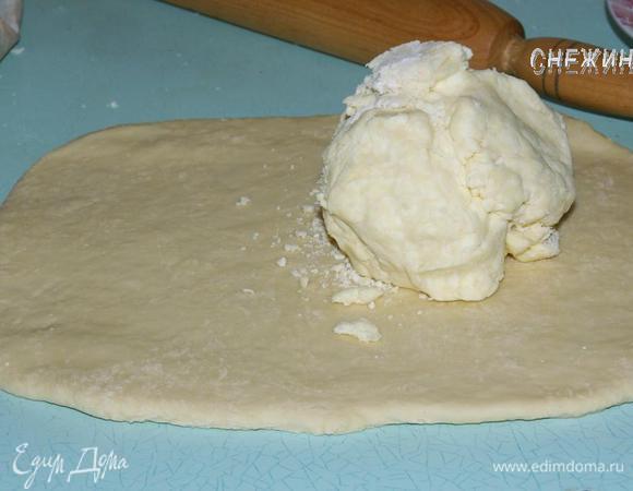 Приготовить тесто по рецепту: http://www.edimdoma.ru/recipes/32472. Маргарин порубить с мукой в крошку, сформировать шар (тесто 1). В миску насыпаем муку для теста 2, солим, добавляем лимонный сок. В стакан разбиваем яйцо, доливаем воды до 2/3 стакана, слегка смешиваем и выливаем в миску с мукой. Замесить тесто сначала ложкой, затем руками. Раскатываем тесто 2, на него кладем шар из теста 1.