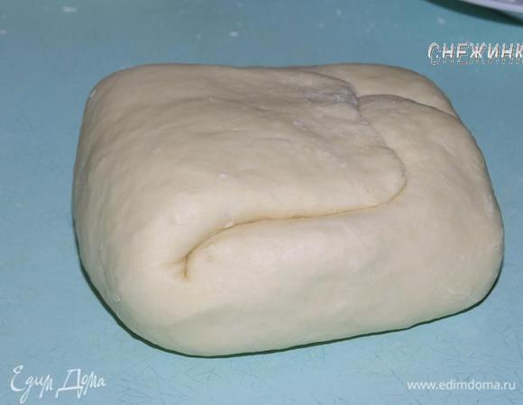 Заворачиваем «конвертом». Убираем тесто в холодильник на 30 минут.