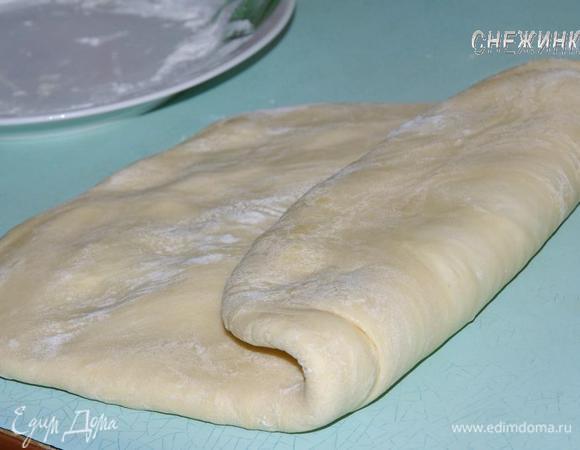 Через 30 минут достаем тесто и раскатываем его прямоугольником. Снова делаем «конверт» и отправляем в холодильник. Эту же процедуру повторяем третий раз.