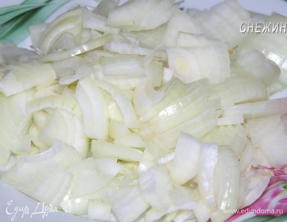 Лук нарезаем не очень мелко.