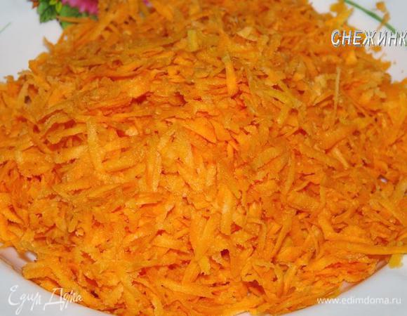 Морковь натираем на крупной терке.