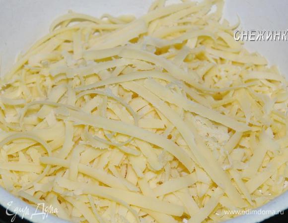 Сыр натираем на крупной терке.