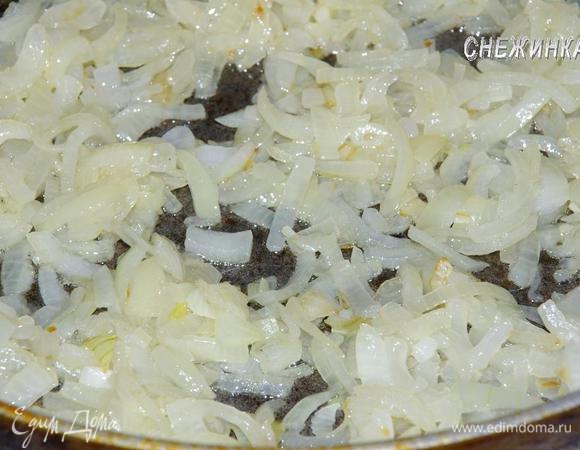 На сковороде разогреваем растительное масло. Кладем лук и обжариваем до прозрачности.