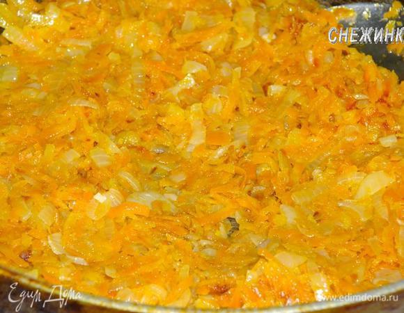 Добавляем морковь и тушим до готовности. Слегка присаливаем. Даем остыть.