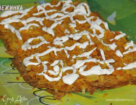 Собираем торт. Берем один корж. На него укладываем равномерно меньшую часть лука с морковкой. Сверху немного майонеза (или заменяющий его соус).