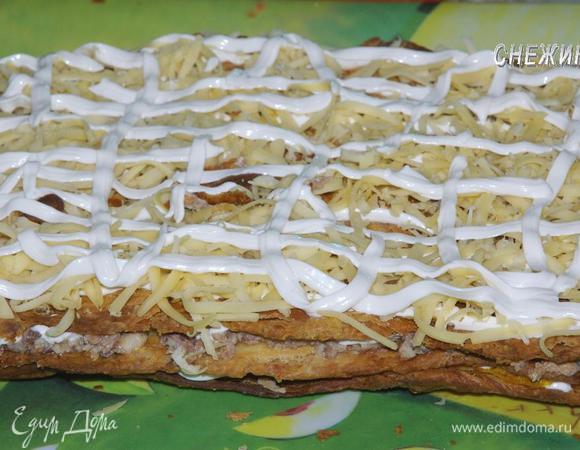 Поверх третьего коржа равномерно распределяем сыр. Смазываем майонезом (или заменяющим его соусом).