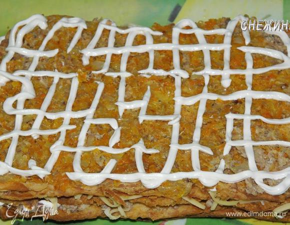 Оставшийся лук с морковью смешиваем с 2 половиной консервы. На четвертый корж распределяем половину этой массы. Пятый корж покрываем оставшейся смесью и смазываем майонезом (или заменяющим его соусом).