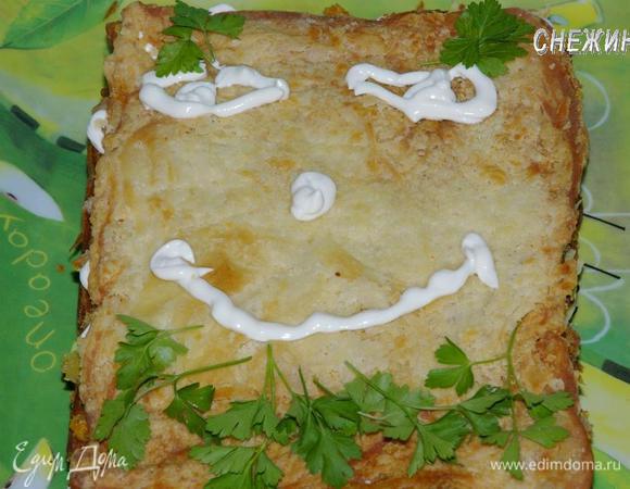 Накрываем последним коржом. Украшаем.