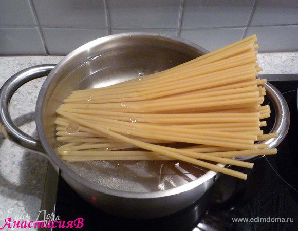 Маккарони отварить в кипящей подсоленной воде. 
