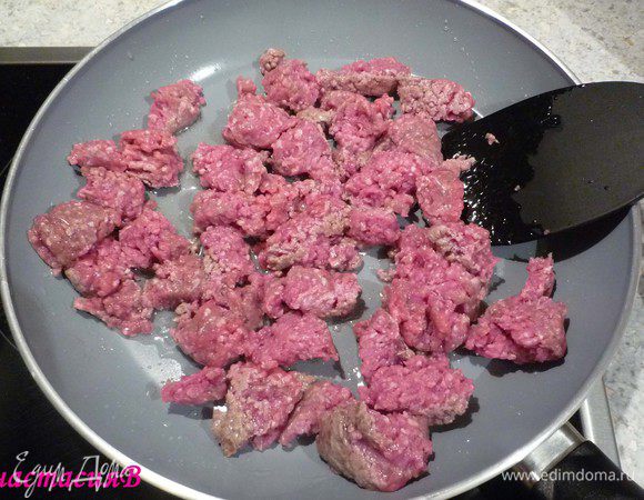 Фарш обжарить на горячем раст. масле до рассыпчатого состояния. Посолить, поперчить.