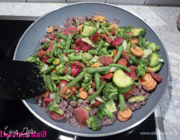 Добавить замороженные овощи и минут 5 все вместе обжарить. 