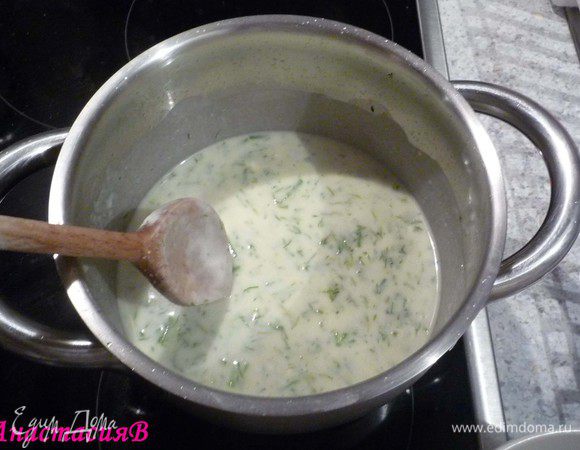 Готовим соус. Для этого растопить сливочное масло, добавить муку, перемешать. Влить бульон, довести до кипения. Хорошо перемешать. Снять с согня. Добавить рубленые травы и йогурт (или сметану).