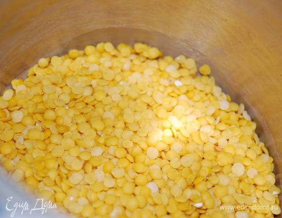 Пока варится курица,приготовим чечевицу до полуготовности.