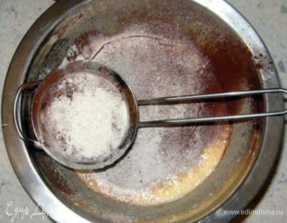 Взбить три яйца с сахаром до густой пены. Добавить просеянные какао и муку и перемешать деревянной ложкой снизу верх.