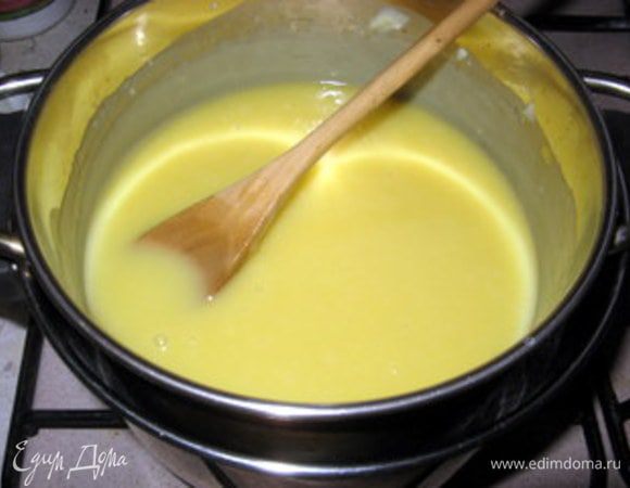 Для крема растопить на водяной бане белый шоколад. Кастрюлька, в которой будет таять белый шоколад, не должна касаться кипящей снизу воды, иначе белый шоколад поменяет структуру и свернётся