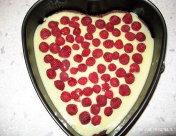 На крем выложить малину.