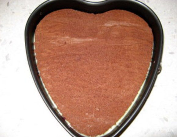 Накрыть малину оставшимся кремом. Разместить сверху второй корж и поставить в холодильник минимум на 2 часа, а лучше на ночь.