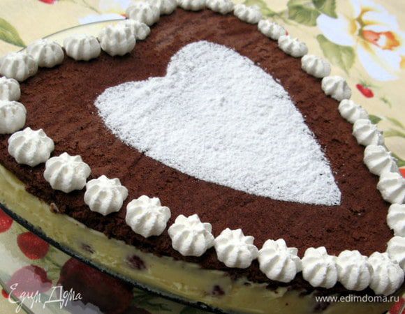 Украсить по вкусу. Я использовала трафарет для украшения сахарной пудрой и взбитые сливки, кооторые я нанесла с помощью шприца.