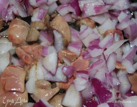 Обжарим лук.Я добавила куриную печенку для бОльшей вкусности.