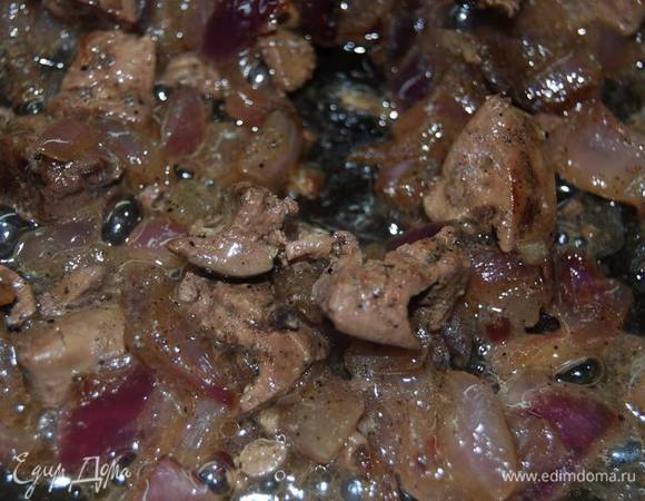 Добавим чуть белого вина и протушим минут 5-10.