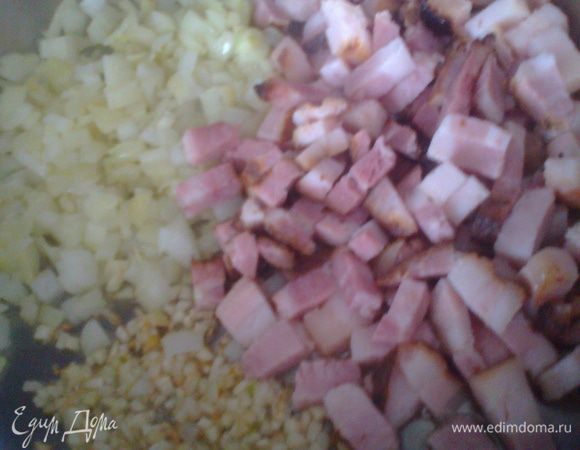 В посуду с толстым дном наливаем масло и слегка обжариваем мясо с луком,чесноком.