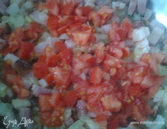 Добавляем помидорку,перемешиваем.