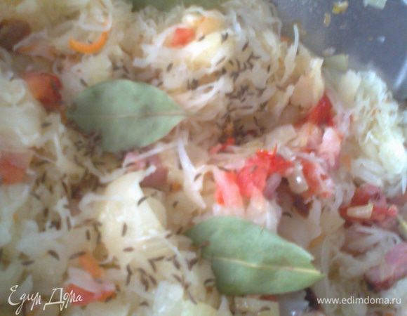 Теперь выкладываем всю капусту(если очень кислая,то можно отжать),сверху лавровый лист,тмин(если квасилась без тмина)и домашней аджики(или перца)