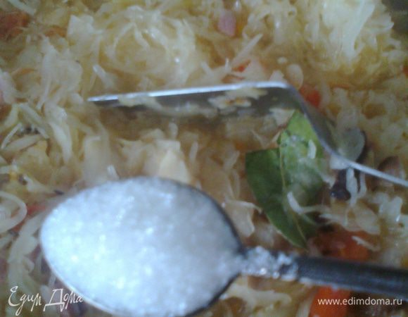 Сахар нужен 2-3 ложечки,если при квашении не был добавлен.Заливаем водой,чтобы почти покрыло капусту,и"забываем"под крышкой на медленном огне на час-полтора!Можно только поинтересоваться в середине на наличие воды!