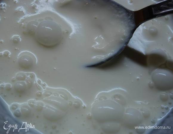 Приготовим соус для запекания курицы.
Смешаем сметану,вино.