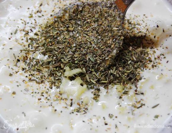 Добавим имбирь,прованские травы(у меня они вместе с морской солью),соль,немного мускатного ореха.