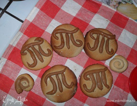 Положить масло и сахар в миску, взбить. Добавить яйцо, продолжить взбивать. добавить просеянную муку, разрыхлитель, имбирь и корицу.Вымесить тесто, разделить на 4/5 и 1/5 части, в последнюю добавить какао.Поместить в пищевую плёнку, и отправить в холодильник на полчаса. Достать тесто, раскатать в пласт до 3 мм. вырезать кружочки диаметром 10 см. из "тёмного" теста слепить инициалы(у меня "Т",ведь Татьянин день!!!), чтобы лучше держались смазать яйцом. Отправить на 15 минут в заранее разогретую до 180 градусов духовку.
Приятного аппетита!!!