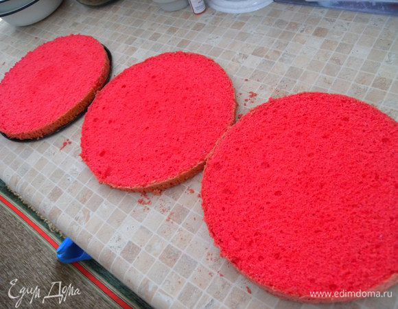 2. Корж остудить, разрезать на 3 части. 