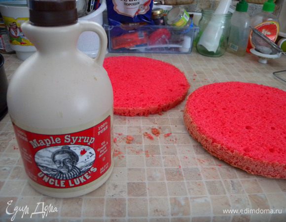 3.Приготовить пропитку. Кленовый сироп разбавить водой до адекватности сладости. Нижний корж заключить в кольцо. Пропитать сиропом. Я делаю это через распылитель. Так намного равномернее и яснее куда что попало. 
 