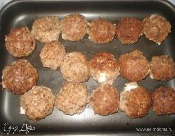 Выложить фрикадельки в форму для запекания.