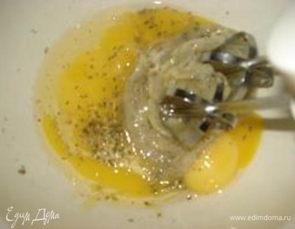 В миску просеять муку с разрыхлителем. Отдельно взбить яйца, влить в них растопленное сливочное мало и молоко. Добавить муку и очень быстро и хорошо перемешать, чтобы не было комочков.